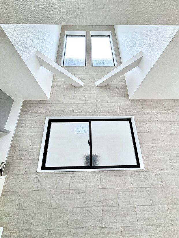 【その他設備(吹抜け)】お洒落で開放感が演出されるリビングの吹抜け