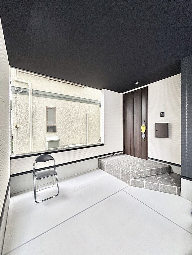 【玄関】玄関アプローチにはプランターを並べて季節の花でお客様をおもてなしできます。