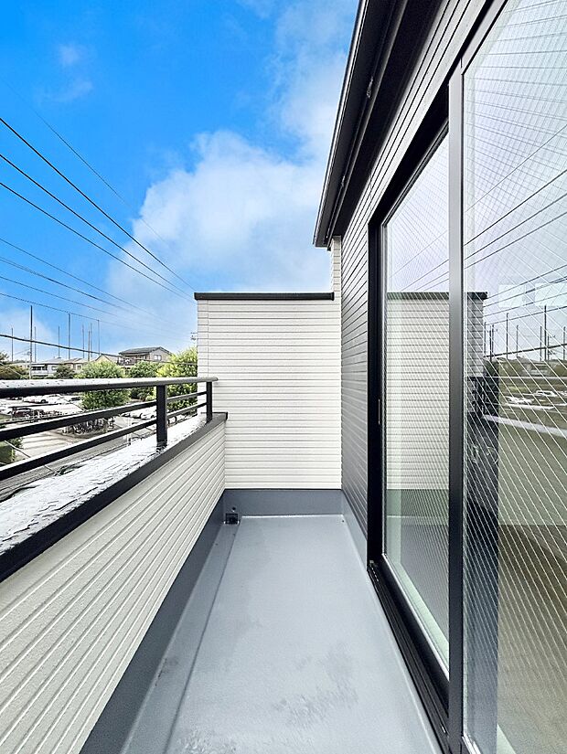 【バルコニー】バルコニーはうれしい2ヶ所付き。お洗濯物やお布団をたっぷり干せます。