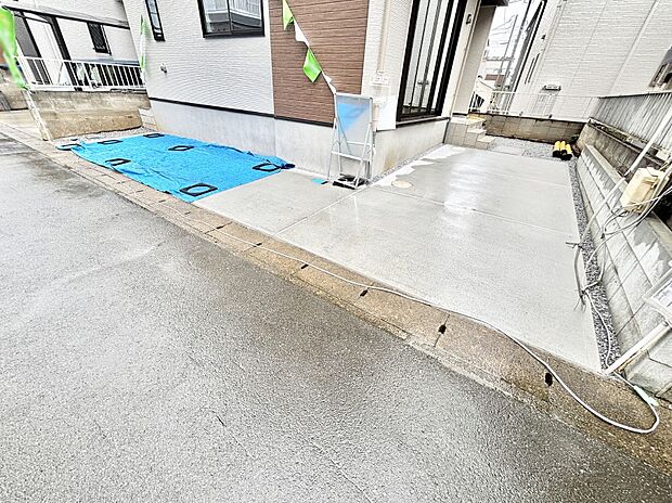 【駐車場】駐車2台可能！急なお客様の駐車に。また、ご家族の自転車スペースとしても大活躍。