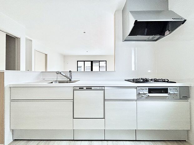 【キッチン】リビングを見渡せる人気のカウンターキッチン。 家族を見守りながら家事をすることができます。