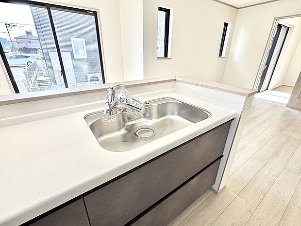 【その他設備(シンク)】広々としたシンクでお料理やお皿洗いもラクラク快適に！