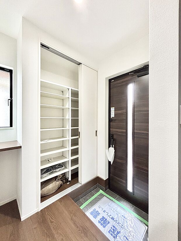【玄関】たっぷり収納できるシューズボックスで、散らかりがちな玄関もスッキリ。