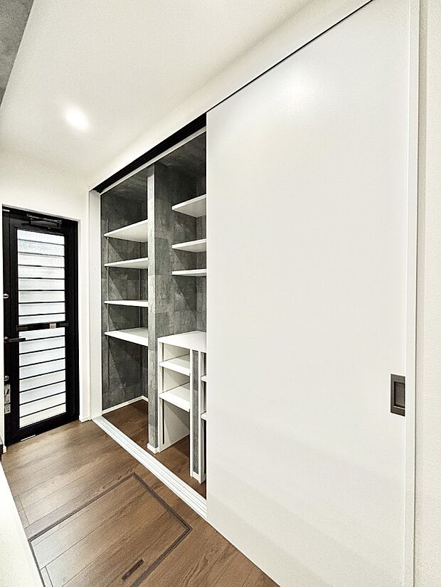 【造作食器棚】造作食器棚を標準装備。来客時には戸を閉めてスッキリ隠せます。