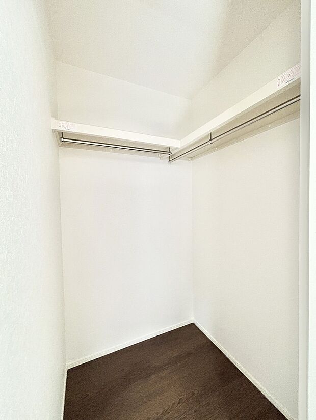 【ウォークインクローゼット】ウォークインクローゼット付きで生活空間を広く利用できます。