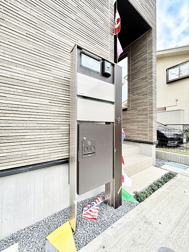 【その他現地】シンプルデザインのポスト。