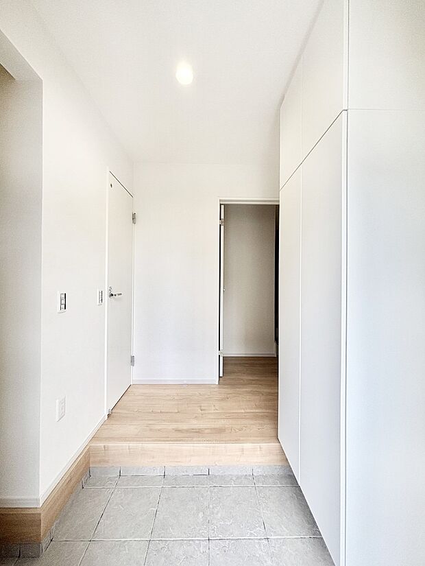 【玄関】家族の帰宅やお客様をあたたかく迎える玄関