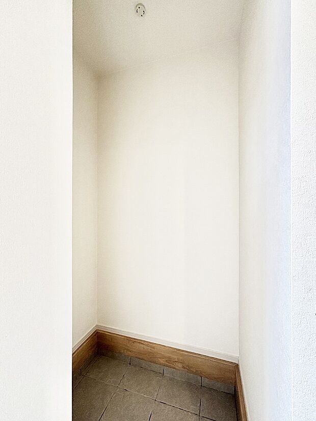 【玄関】土間収納付きの玄関。家族全員の靴や雨具などすっきり収納できます。