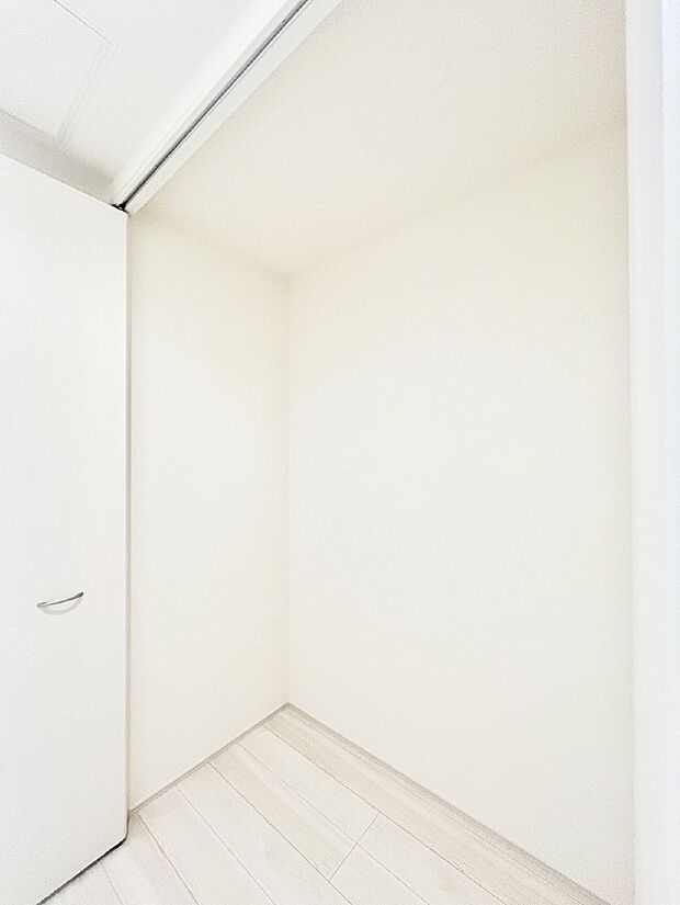 【その他設備(廊下収納)】掃除用具や生活雑貨の保管に便利な廊下収納  