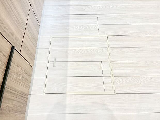 【その他設備(床下収納)】床下収納付き！日用品・非常用品の収納にも大活躍。