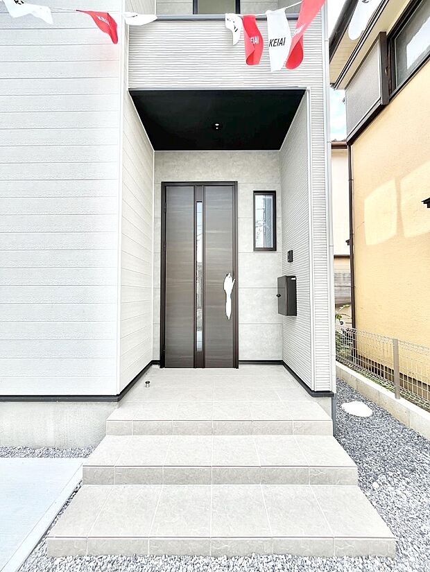 【玄関】大切な家族、来客を出迎える玄関。