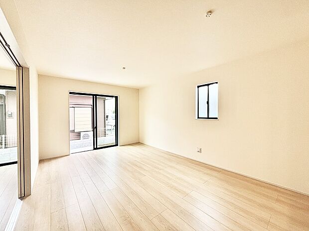 【リビングダイニング】大きな窓からたっぷりの陽光と風を感じられるリビング