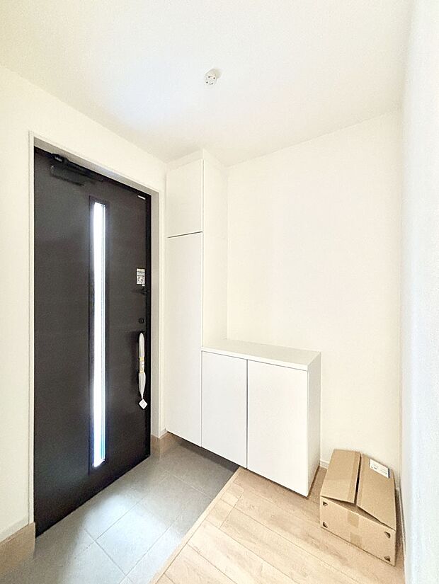 【玄関】明るい玄関はお客様をお出迎えするのにぴったりです!