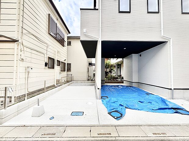 【駐車場】並列2台駐車可能なゆとりのカースペース