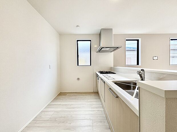 【ダイニングキッチン】料理をしながらでもご家族との会話を楽しめる対面キッチン