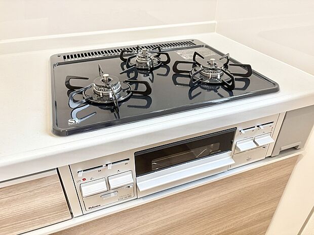 【その他設備(三ツ口コンロ)】三口ガスコンロでお料理が一気にはかどりそう。  