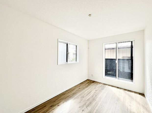 【寝室】明るいバルコニーサイドに洋室を設置。目覚めの良い寝室に。