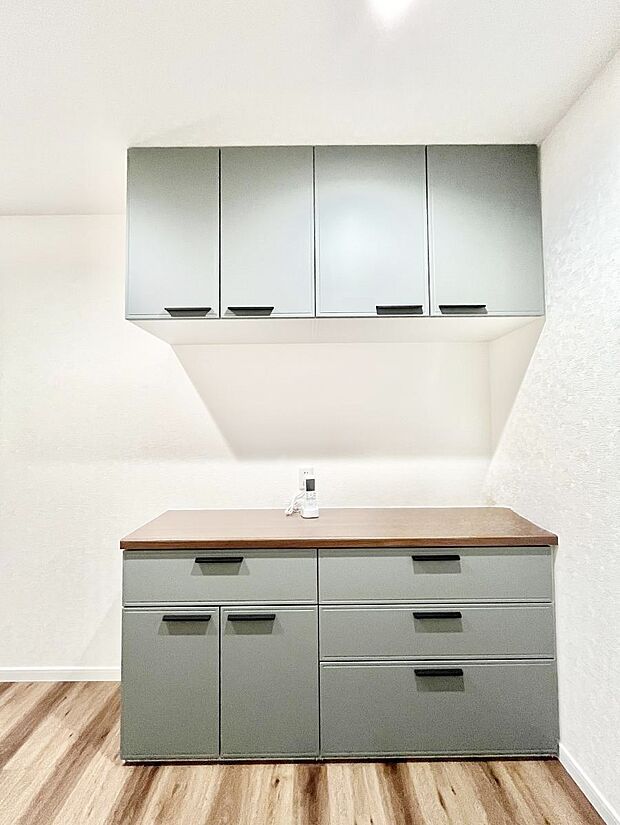 【カップボード】カップボードも標準装備 広々スペースでお料理しやすいキッチンです