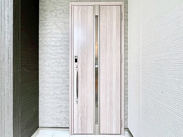 【玄関】住まいの顔を演出する、玄関ドア。