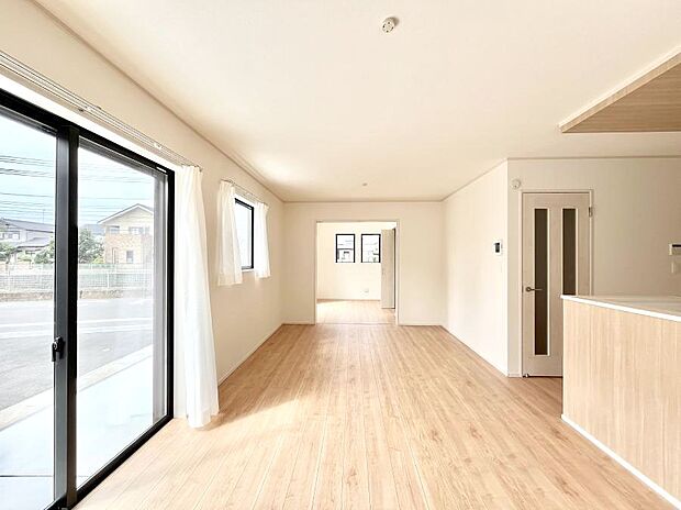 【ダイニング】大きな窓からたっぷりの陽光と風を感じられるリビング  