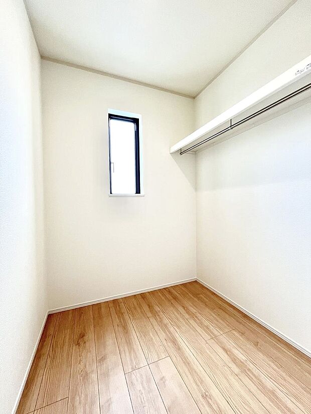 【その他設備(ファミリークローゼット)】家族みんなの共有物を収納するのに便利なファミリークローゼット  