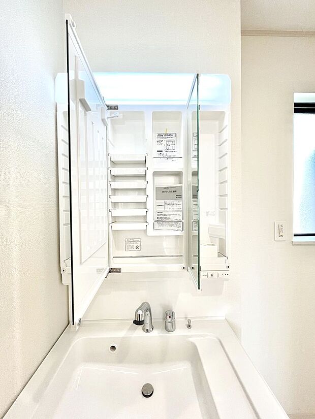 【その他設備(三面鏡裏収納)】三面鏡の裏に、化粧品や衛生用品などを収納可能。洗面台をすっきりと保ちます！