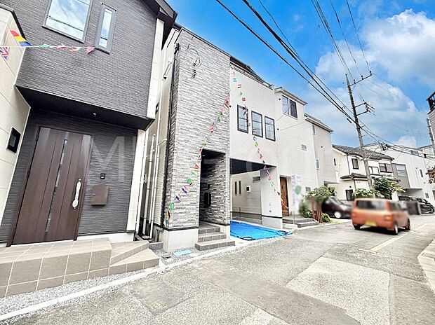 【前面道路含む現地写真】見通しの良さとともに、街並みに開放感を与えてくれます。