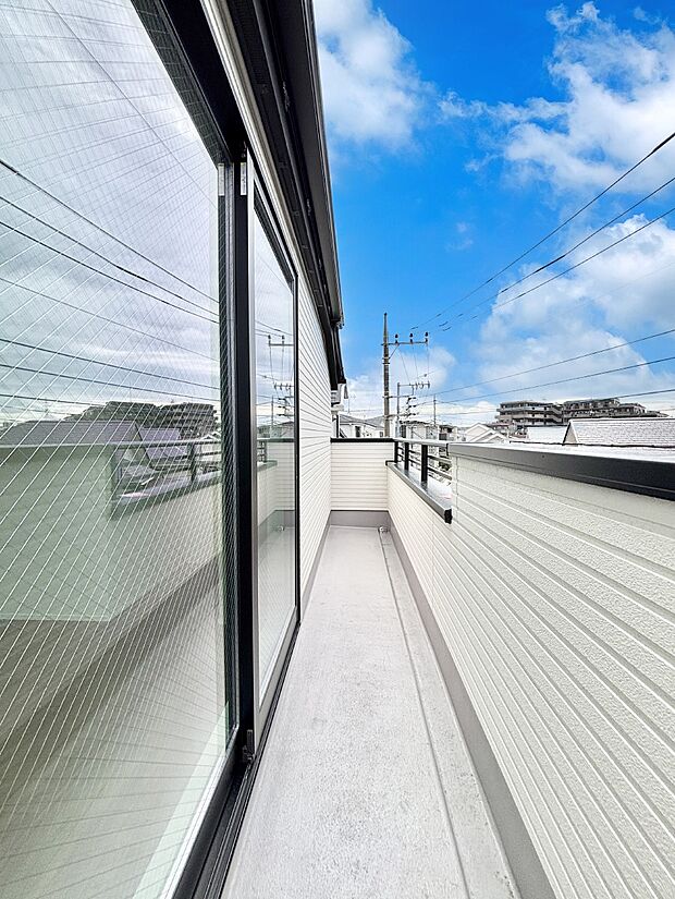 【バルコニー】ゆったりバルコニーだから沢山お洗濯ものを干せます。