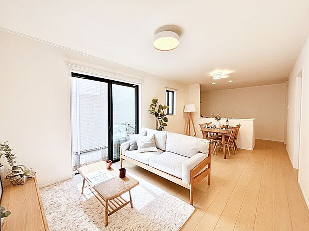 【リビング】大きな窓からたっぷりの陽光と風を感じられるリビング