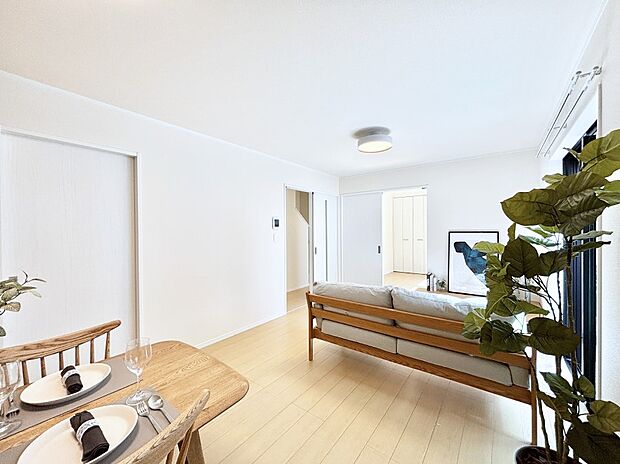 【ダイニング】明るい陽光が注ぎ、寛ぎの雰囲気に満たされるダイニング。 