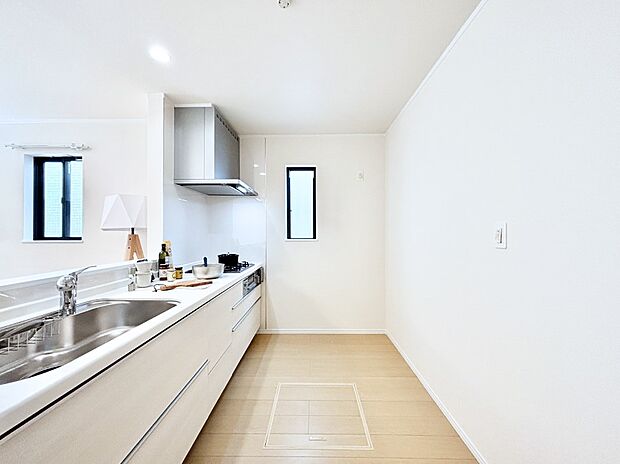 【ダイニングキッチン】爽やかな風が通り抜けるキッチン。窓があるので明るく換気にも役立ちます。