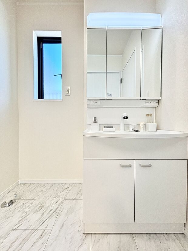 【洗面台・洗面所】大きく見やすい三面鏡で清潔感ある洗面台は、身だしなみチェックや肌のお手入れにおすすめです。