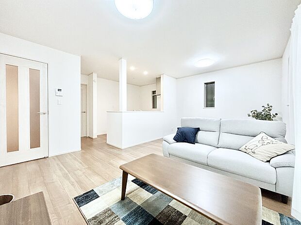 【リビング】ご家族の賑やかな話し声で包まれる明るいリビング