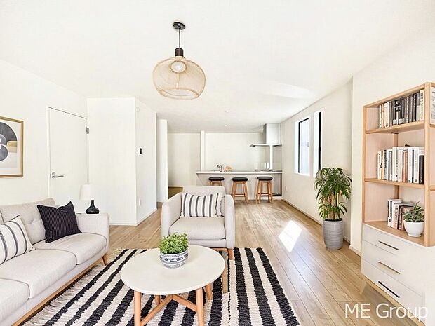 【リビング】家族の和やかな会話が聞こえてきそう。開放感のあるリビングです。※家具はCGです  