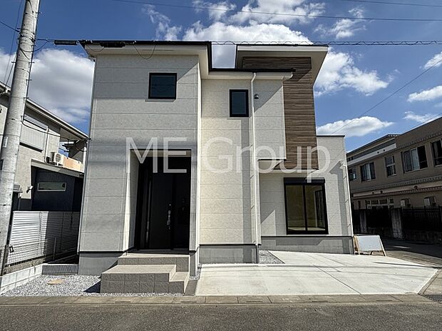 【現地外観写真】アクセントカラーがオシャレなシンプルモダンスタイル。