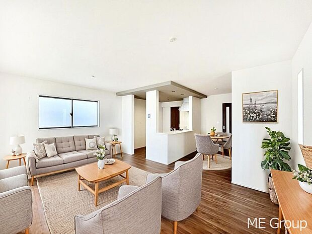 【リビング】家族の和やかな会話が聞こえてきそう。開放感のあるリビングです。※家具はCGです  