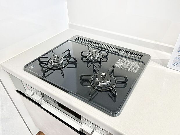 【その他設備(三ツ口コンロ)】三口ガスコンロでお料理が一気にはかどりそう。  