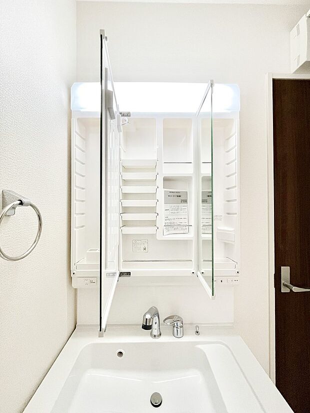 【その他設備(三面鏡裏収納)】三面鏡の裏に、化粧品や衛生用品などを収納可能。洗面台をすっきりと保ちます！