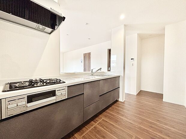 【ダイニングキッチン】爽やかな風が通り抜ける明るいキッチンは大容量収納できるキッチン収納付き!