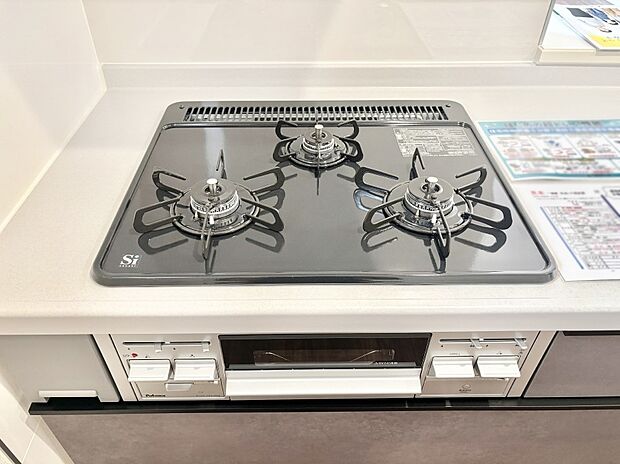 【その他設備(Siセンサーコンロ)】ガスコンロはSiセンサー搭載。火力調節や焦げ付き・消し忘れも防いでくれます。