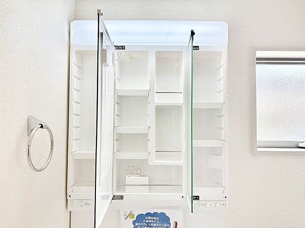 【その他設備(三面鏡裏収納)】三面鏡の裏に、化粧品や衛生用品などを収納可能。洗面台をすっきりと保ちます!