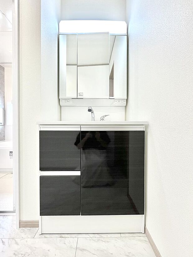 【洗面台・洗面所】大きく見やすい三面鏡で清潔感ある洗面台は、身だしなみチェックや肌のお手入れにおすすめです。