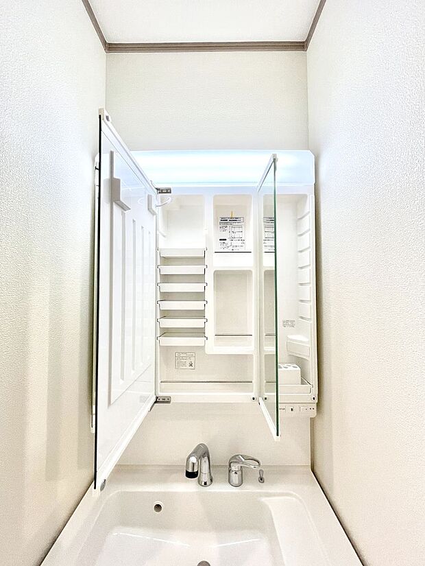 【その他設備(三面鏡裏収納)】三面鏡の裏に、化粧品や衛生用品などを収納可能。洗面台をすっきりと保ちます！