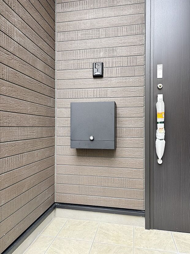 【その他現地】シンプルデザインのポスト。