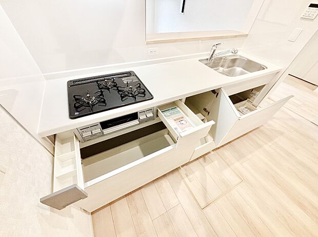 【その他設備(キッチン収納)】収納スペースもたっぷり!広々とした作業スペースで家事もラクラク!