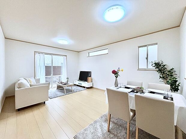 【リビング】ナチュラルテイストの優しく柔らかい色使いのフローリングが素敵なリビングですね。