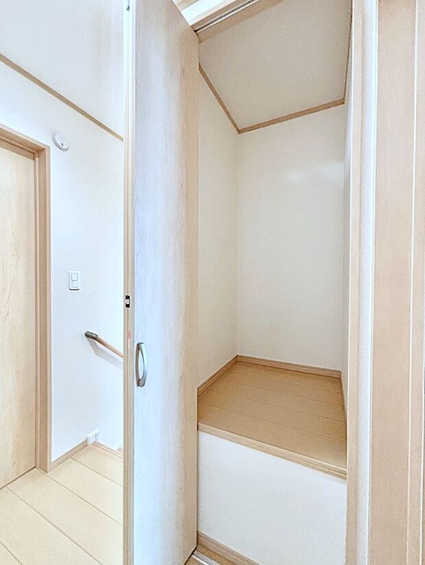 【その他設備(廊下収納)】廊下収納。掃除道具や季節の小物を収納することができます。