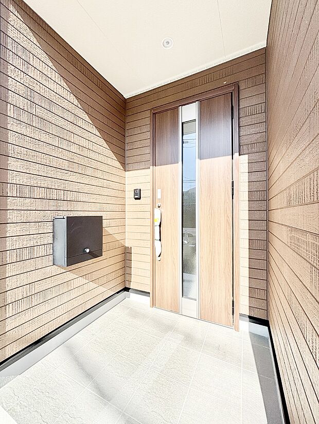 【玄関】玄関前は雨が降っても濡れにくい屋根付き