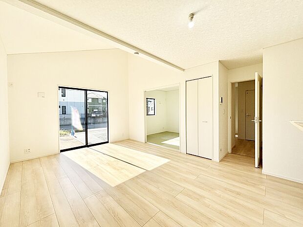 【ダイニング】隣接の和室を開放すればさらに広々空間に