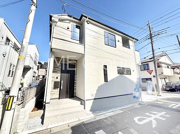 【現地外観写真】堂々完成！たっぷりの陽光と開放感に包まれる明るい住まい。 